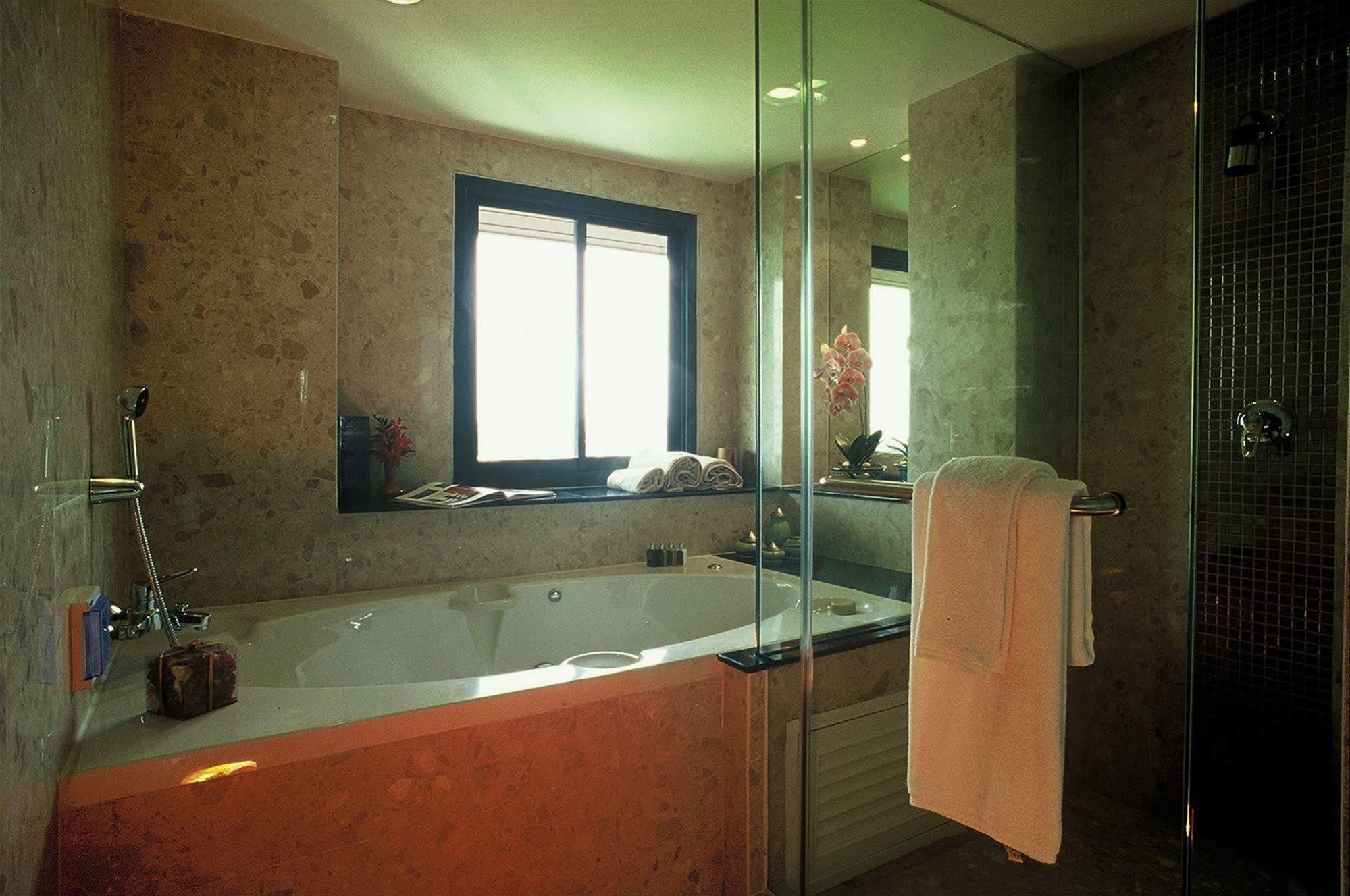 Gardengrove Suites Bangkok Exteriör bild