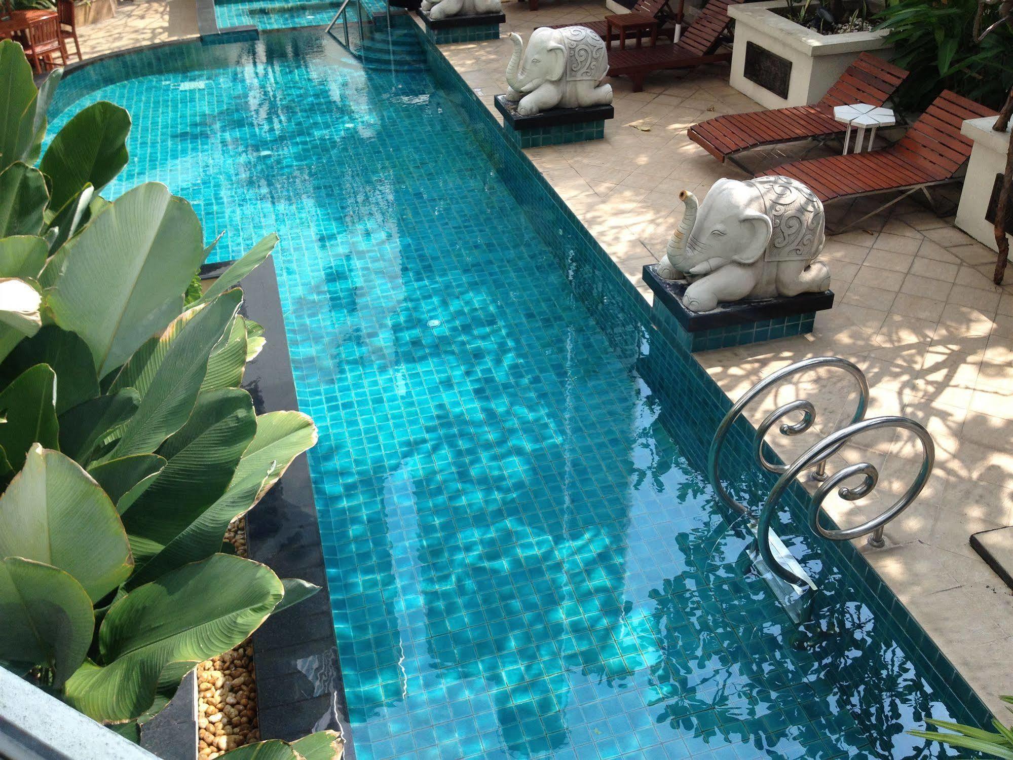 Gardengrove Suites Bangkok Exteriör bild