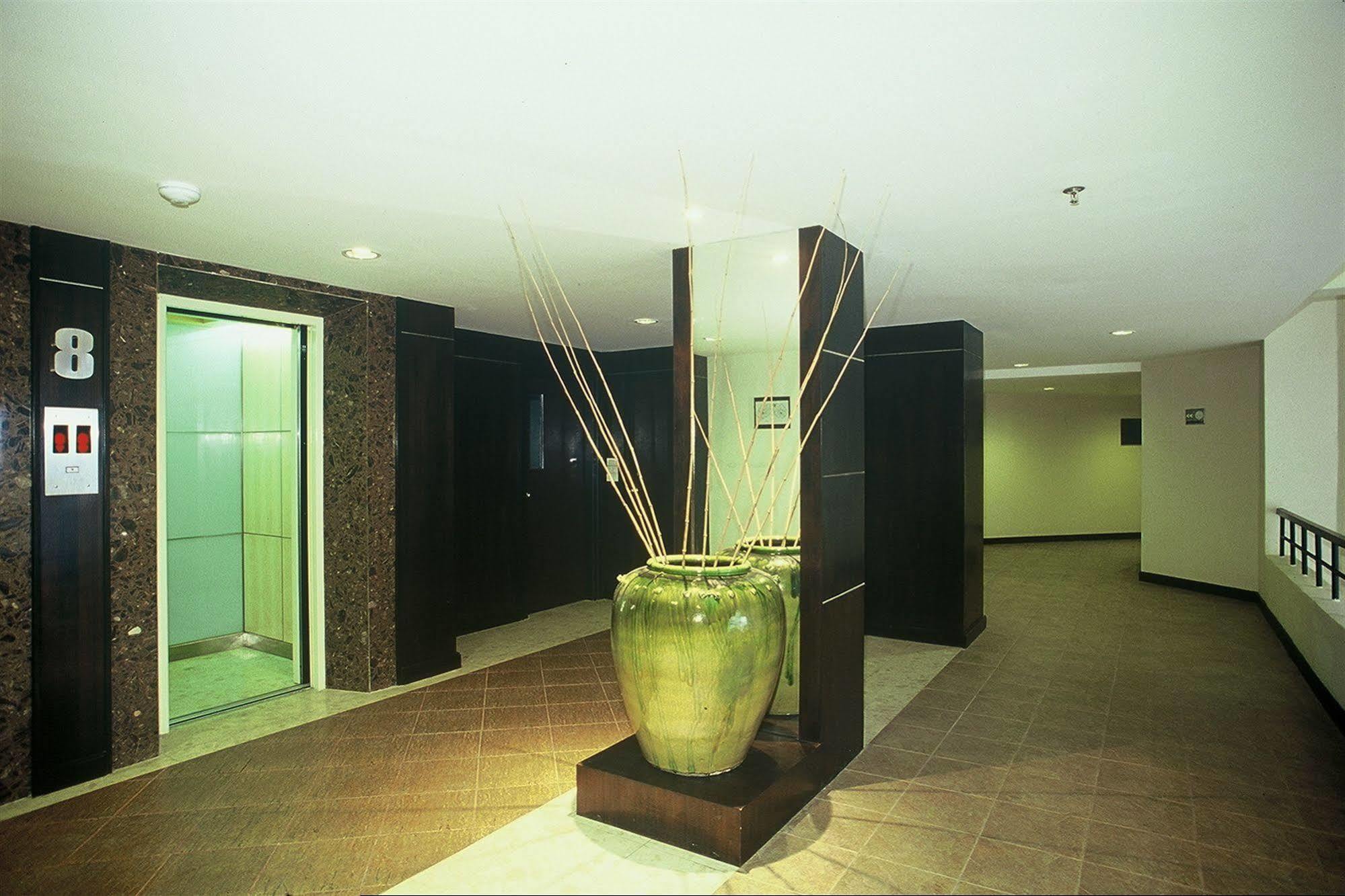 Gardengrove Suites Bangkok Exteriör bild